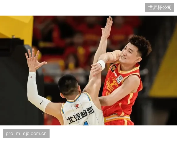 广厦队用窒息式防守晋级四强，成功冻结山西队外线进攻火力点。